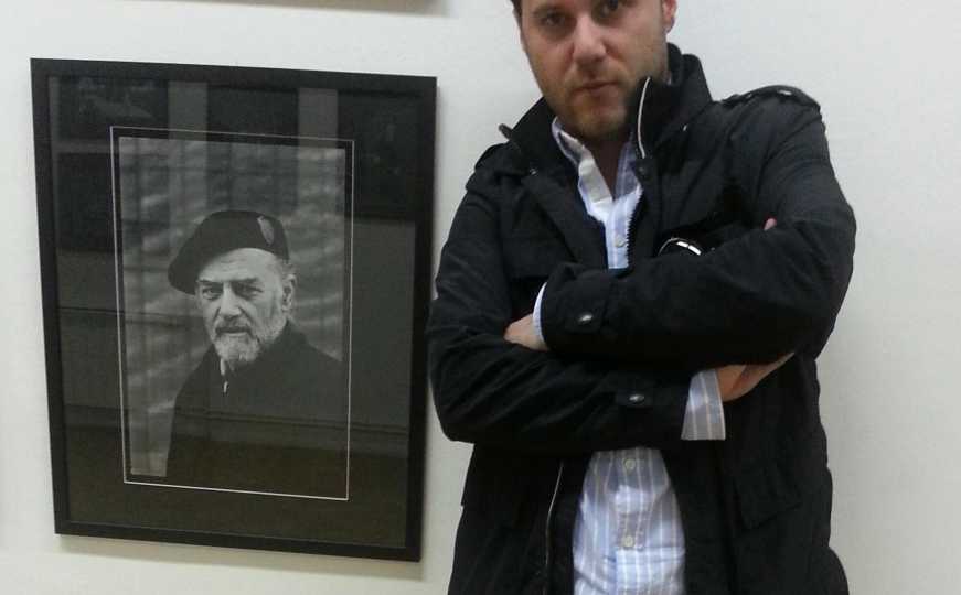 Oro Ibrašimović pored ratne fotografije oca  